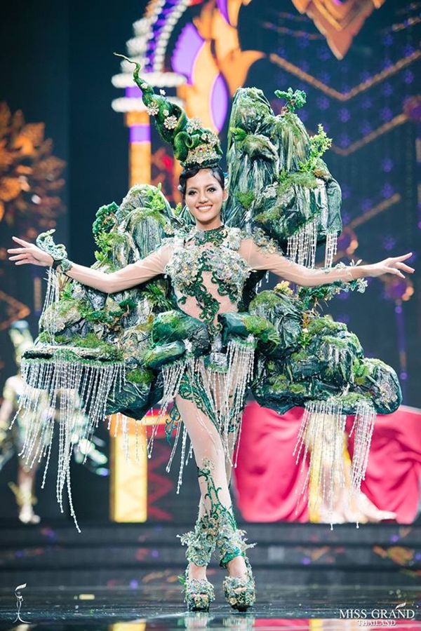 Hoa hậu Hòa Bình Thái Lan trình diễn trang phục dân tộc siêu độc đáo Hoa hậu Hòa Bình Thái Lan trình diễn trang phục dân tộc siêu độc đáo