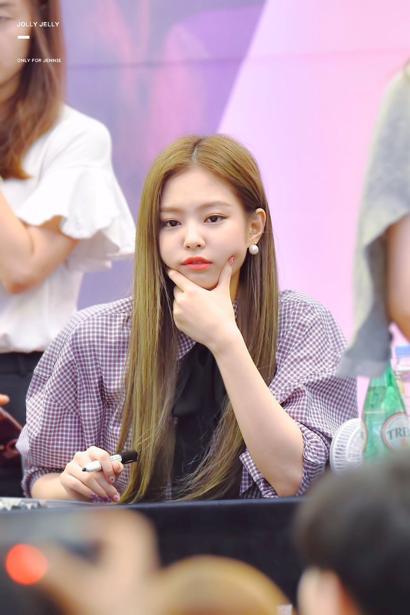 Khác hẳn các mỹ nhân Vline, Jennie (Black Pink) mặt tròn như bánh bao nhưng vẫn đẹp xuất sắc nhờ bí quyết này Khác hẳn các mỹ nhân Vline, Jennie (Black Pink) mặt tròn như bánh bao nhưng vẫn đẹp xuất sắc nhờ bí quyết này
