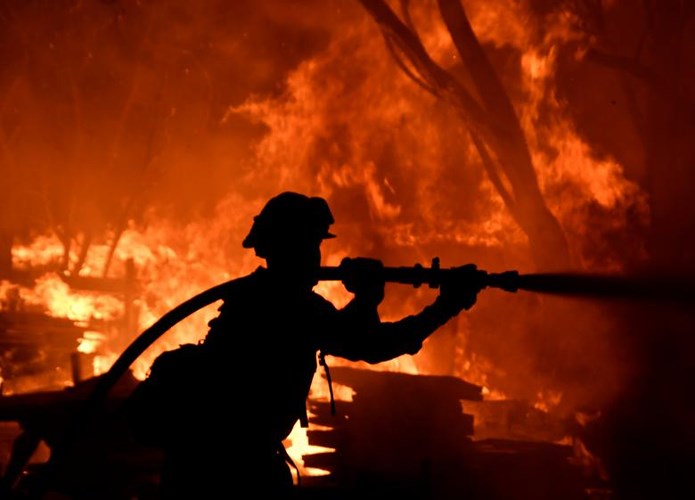 Ảnh: Cháy rừng khủng khiếp nhấn chìm California trong biển lửa