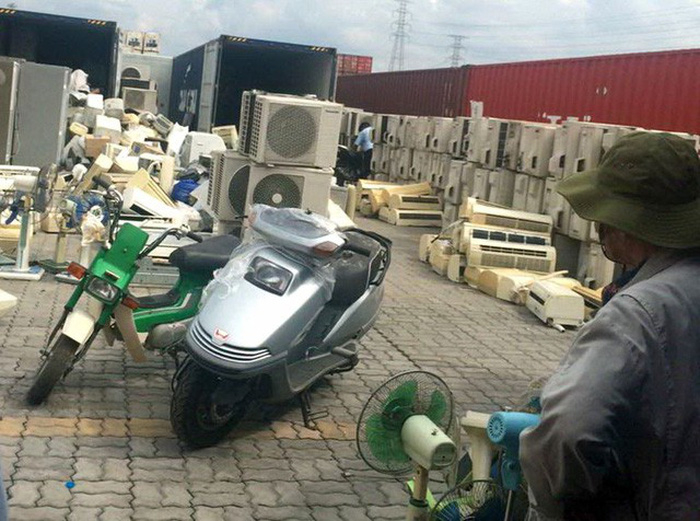 Trung Quốc cấm nhập, phế liệu ầm ầm vào Việt Nam