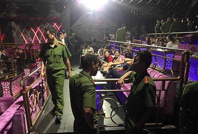 Gần trăm dân chơi bị phát hiện bay lắc trong bar lúc rạng sáng
