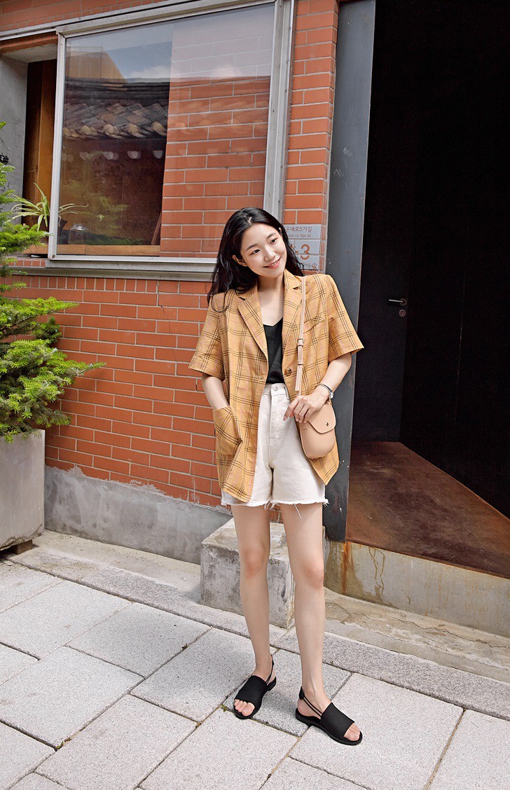 Tạm cất những chiếc shorts ngắn để kết thân với quần shorts dài vì diện lên thoải mái và nữ tính vô cùng Tạm cất những chiếc shorts ngắn để kết thân với quần shorts dài vì diện lên thoải mái và nữ tính vô cùng