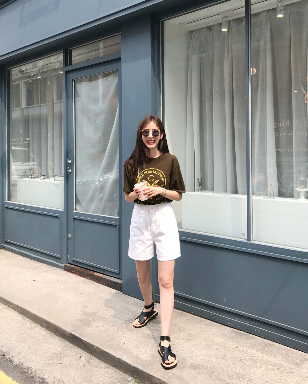 Tạm cất những chiếc shorts ngắn để kết thân với quần shorts dài vì diện lên thoải mái và nữ tính vô cùng Tạm cất những chiếc shorts ngắn để kết thân với quần shorts dài vì diện lên thoải mái và nữ tính vô cùng