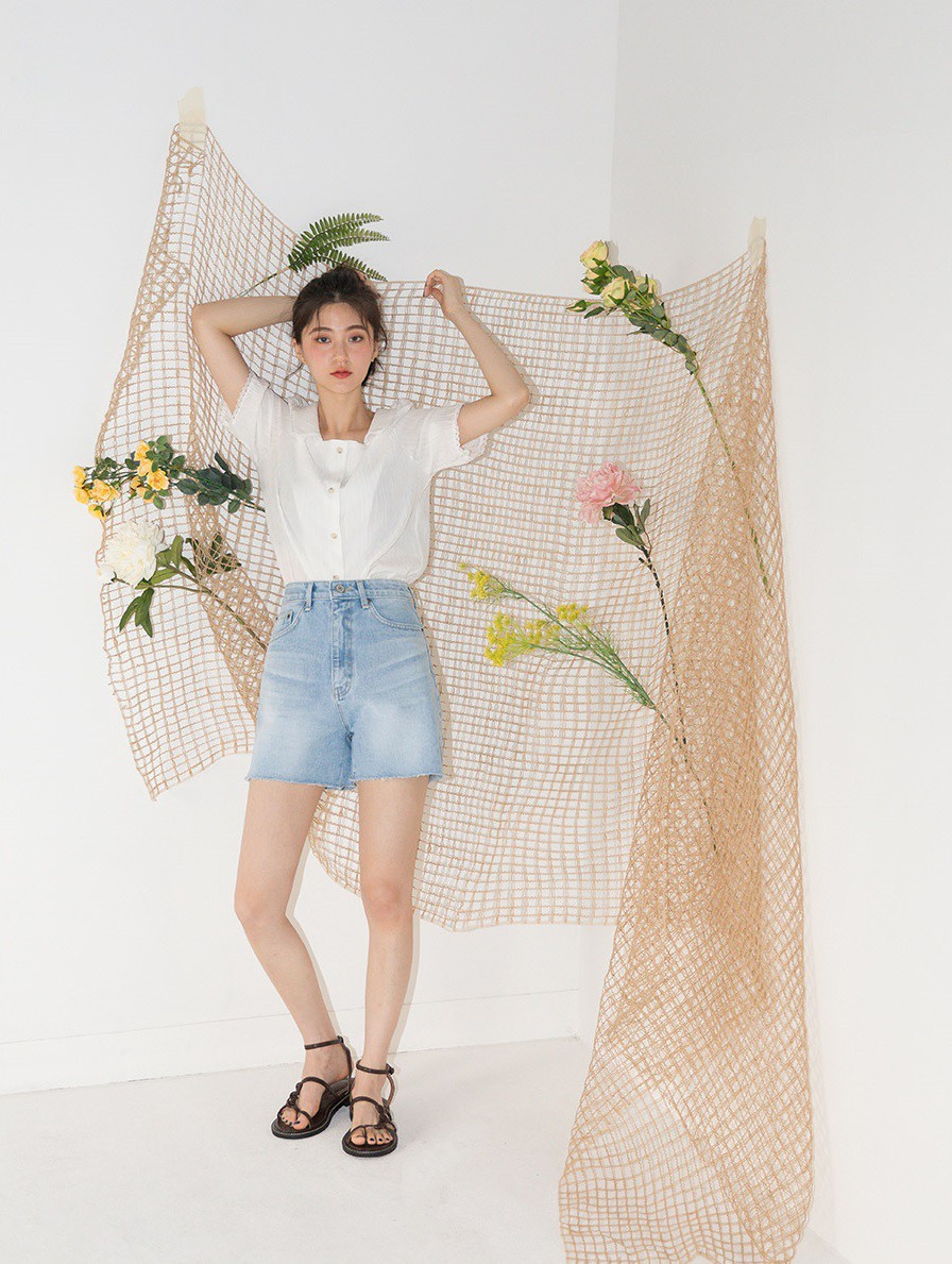 Tạm cất những chiếc shorts ngắn để kết thân với quần shorts dài vì diện lên thoải mái và nữ tính vô cùng Tạm cất những chiếc shorts ngắn để kết thân với quần shorts dài vì diện lên thoải mái và nữ tính vô cùng