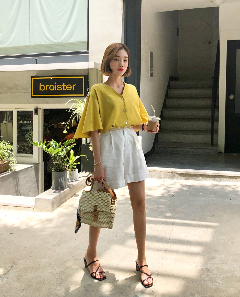 Tạm cất những chiếc shorts ngắn để kết thân với quần shorts dài vì diện lên thoải mái và nữ tính vô cùng Tạm cất những chiếc shorts ngắn để kết thân với quần shorts dài vì diện lên thoải mái và nữ tính vô cùng