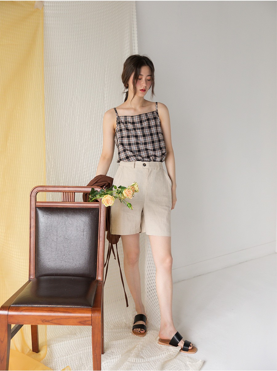 Tạm cất những chiếc shorts ngắn để kết thân với quần shorts dài vì diện lên thoải mái và nữ tính vô cùng Tạm cất những chiếc shorts ngắn để kết thân với quần shorts dài vì diện lên thoải mái và nữ tính vô cùng