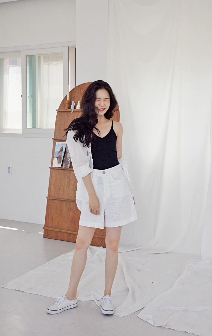 Tạm cất những chiếc shorts ngắn để kết thân với quần shorts dài vì diện lên thoải mái và nữ tính vô cùng Tạm cất những chiếc shorts ngắn để kết thân với quần shorts dài vì diện lên thoải mái và nữ tính vô cùng