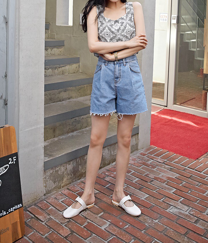 Tạm cất những chiếc shorts ngắn để kết thân với quần shorts dài vì diện lên thoải mái và nữ tính vô cùng Tạm cất những chiếc shorts ngắn để kết thân với quần shorts dài vì diện lên thoải mái và nữ tính vô cùng