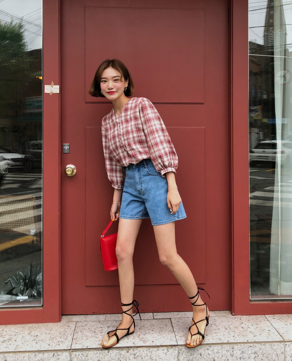 Tạm cất những chiếc shorts ngắn để kết thân với quần shorts dài vì diện lên thoải mái và nữ tính vô cùng Tạm cất những chiếc shorts ngắn để kết thân với quần shorts dài vì diện lên thoải mái và nữ tính vô cùng
