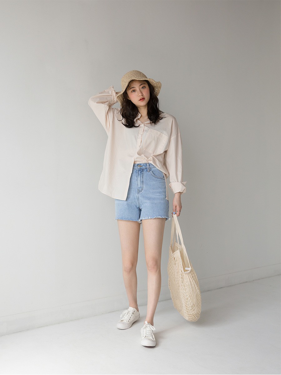 Tạm cất những chiếc shorts ngắn để kết thân với quần shorts dài vì diện lên thoải mái và nữ tính vô cùng Tạm cất những chiếc shorts ngắn để kết thân với quần shorts dài vì diện lên thoải mái và nữ tính vô cùng