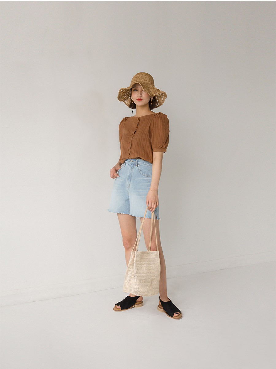 Tạm cất những chiếc shorts ngắn để kết thân với quần shorts dài vì diện lên thoải mái và nữ tính vô cùng Tạm cất những chiếc shorts ngắn để kết thân với quần shorts dài vì diện lên thoải mái và nữ tính vô cùng