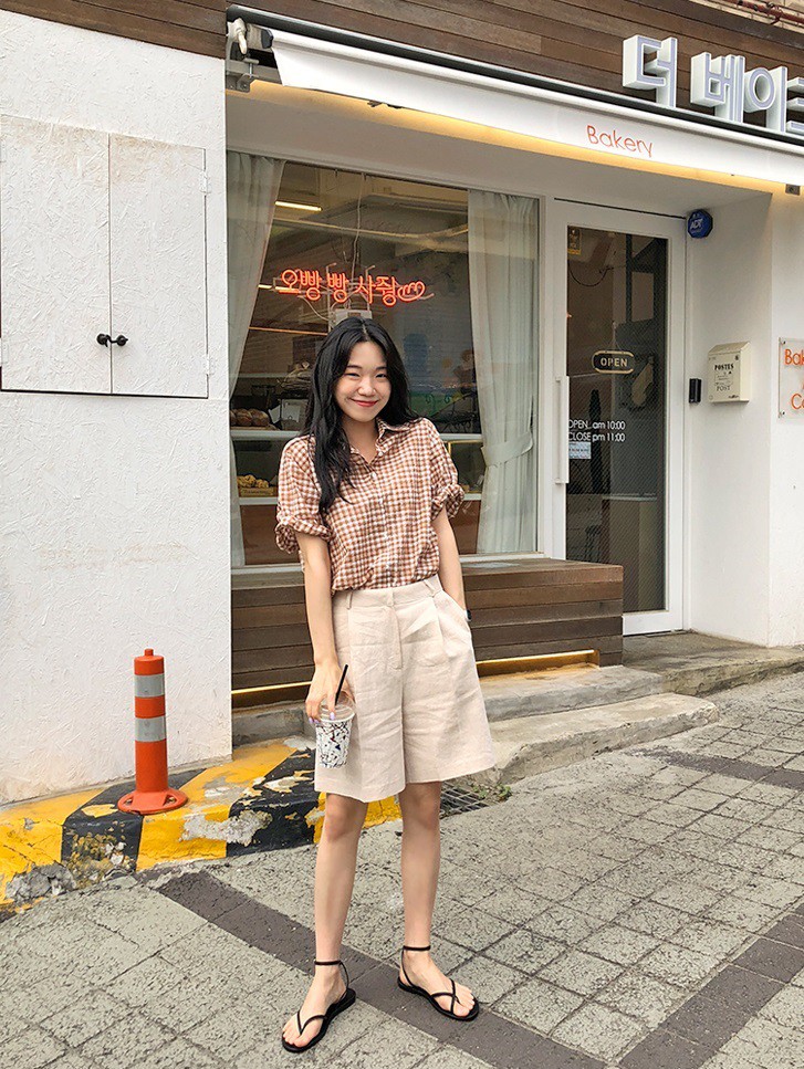 Tạm cất những chiếc shorts ngắn để kết thân với quần shorts dài vì diện lên thoải mái và nữ tính vô cùng Tạm cất những chiếc shorts ngắn để kết thân với quần shorts dài vì diện lên thoải mái và nữ tính vô cùng