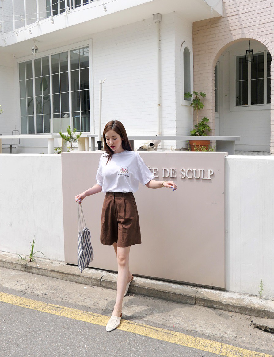 Tạm cất những chiếc shorts ngắn để kết thân với quần shorts dài vì diện lên thoải mái và nữ tính vô cùng Tạm cất những chiếc shorts ngắn để kết thân với quần shorts dài vì diện lên thoải mái và nữ tính vô cùng