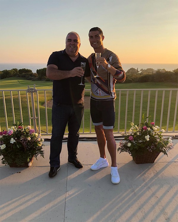 Ronaldo mở tiệc ăn mừng ở Hy Lạp, chờ ngày gia nhập Juventus Ronaldo mở tiệc ăn mừng ở Hy Lạp, chờ ngày gia nhập Juventus