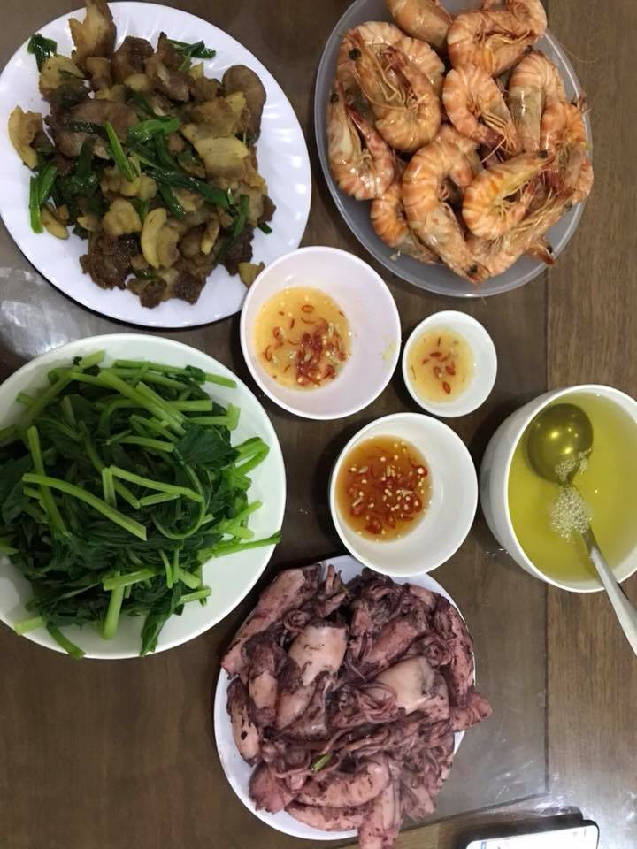 Đi du lịch Đà Nẵng, mẹ trẻ vẫn đều đặn 6h dậy đi chợ nấu cơm khiến chị em tranh cãi kịch liệt