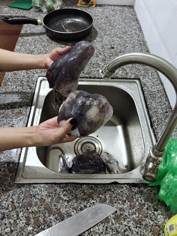 Đi du lịch Đà Nẵng, mẹ trẻ vẫn đều đặn 6h dậy đi chợ nấu cơm khiến chị em tranh cãi kịch liệt