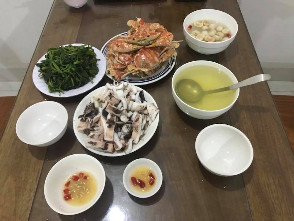 Đi du lịch Đà Nẵng, mẹ trẻ vẫn đều đặn 6h dậy đi chợ nấu cơm khiến chị em tranh cãi kịch liệt