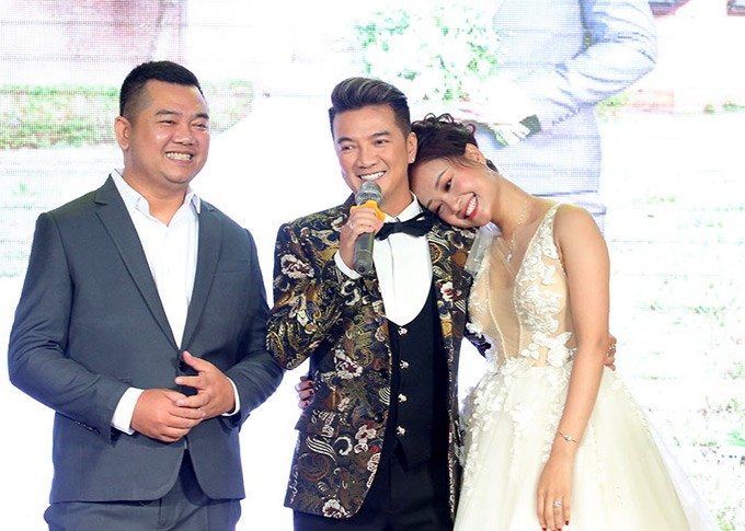 Mr Đàm cùng dàn nghệ sĩ đến chúc mừng đám cưới của Hà Thúy Anh với quản lý sau 3 năm yêu