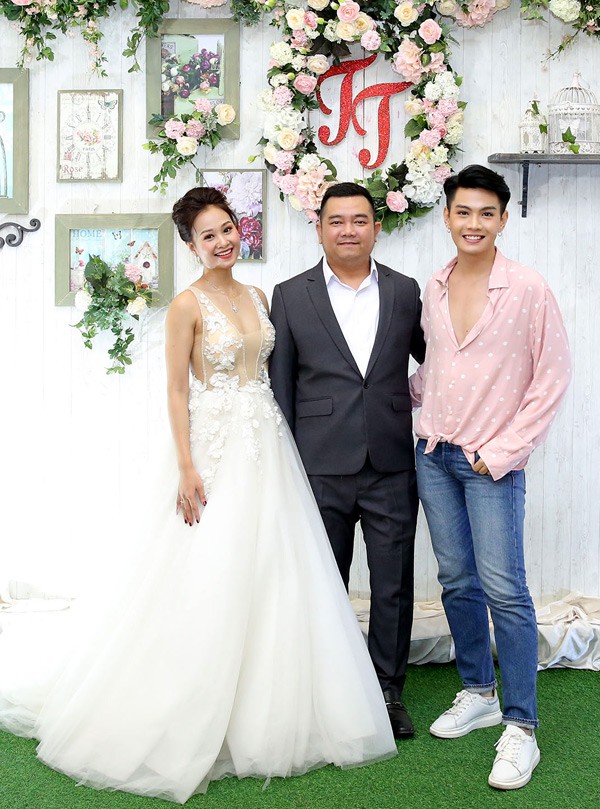 Mr Đàm cùng dàn nghệ sĩ đến chúc mừng đám cưới của Hà Thúy Anh với quản lý sau 3 năm yêu