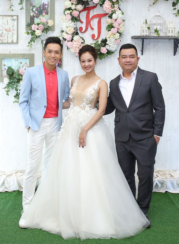 Mr Đàm cùng dàn nghệ sĩ đến chúc mừng đám cưới của Hà Thúy Anh với quản lý sau 3 năm yêu