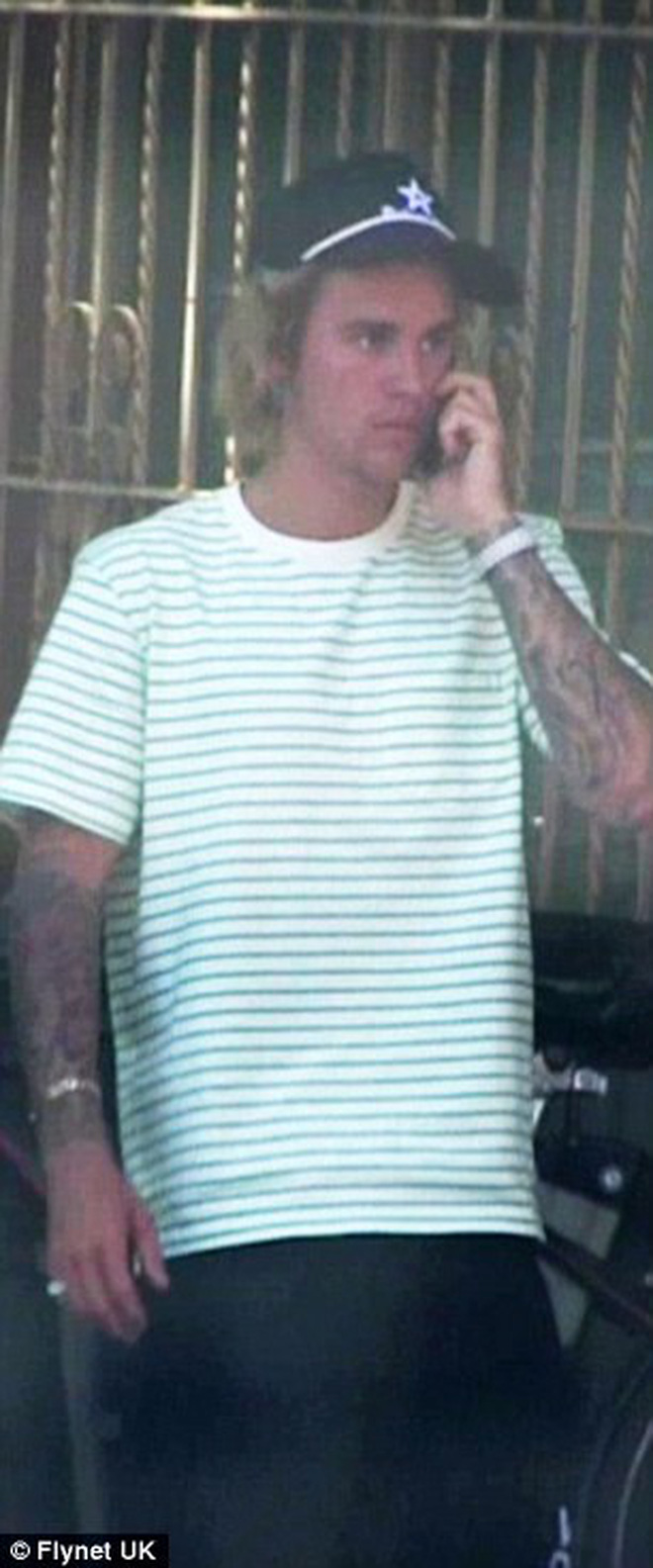 Justin Bieber bỗng ôm mặt căng thẳng trên phố và xóa clip về vợ sắp cưới trên mạng