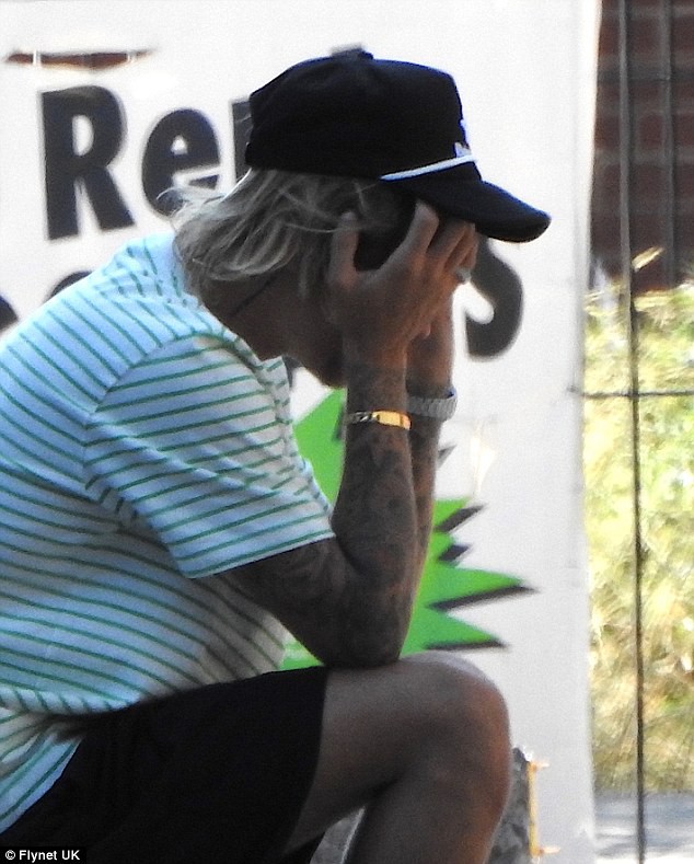 Justin Bieber bỗng ôm mặt căng thẳng trên phố và xóa clip về vợ sắp cưới trên mạng Justin Bieber bỗng ôm mặt căng thẳng trên phố và xóa clip về vợ sắp cưới trên mạng