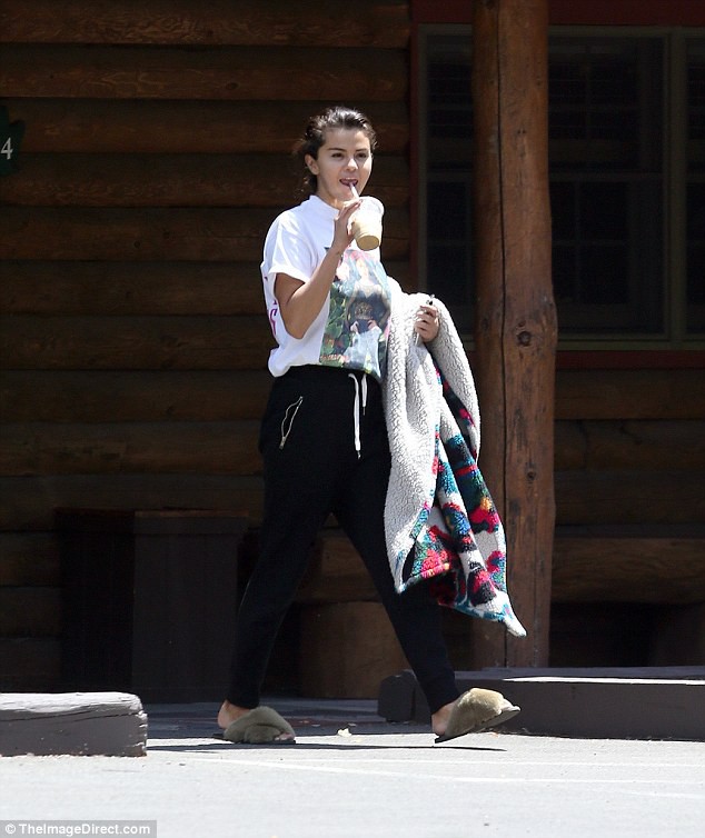 Sự thật về mối quan hệ của Selena Gomez với bạn trai tin đồn trông giống Brooklyn Beckham Sự thật về mối quan hệ của Selena Gomez với bạn trai tin đồn trông giống Brooklyn Beckham