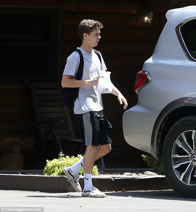 Sự thật về mối quan hệ của Selena Gomez với bạn trai tin đồn trông giống Brooklyn Beckham