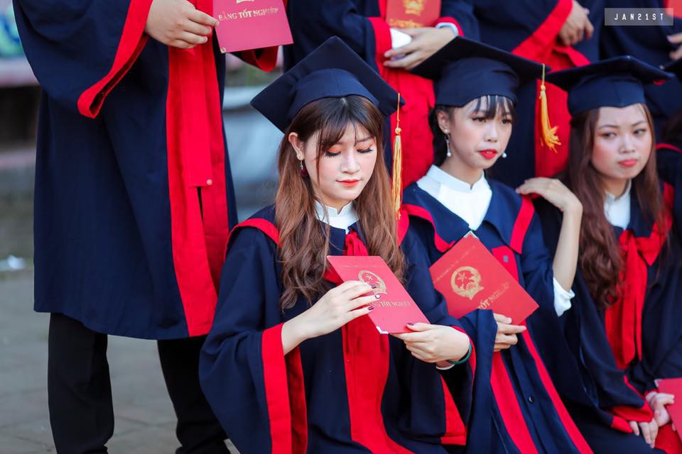 Cô gái trong mơ của các chàng trai đây rồi: Xinh xắn, đáng yêu lại còn thủ khoa 10 điểm môn Lịch sử