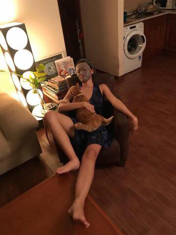 Về nhà thấy vợ đắp mặt nạ sợ 1 thì khi bước vào toilet, ông chồng này chỉ muốn... bỏ đi luôn!