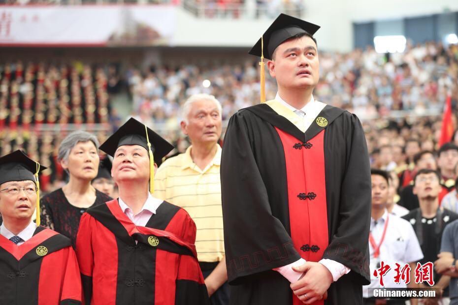 Chàng trai meme Yao Ming cuối cùng cũng tốt nghiệp đại học ở tuổi 38 sau 7 năm dùi mài kinh sử