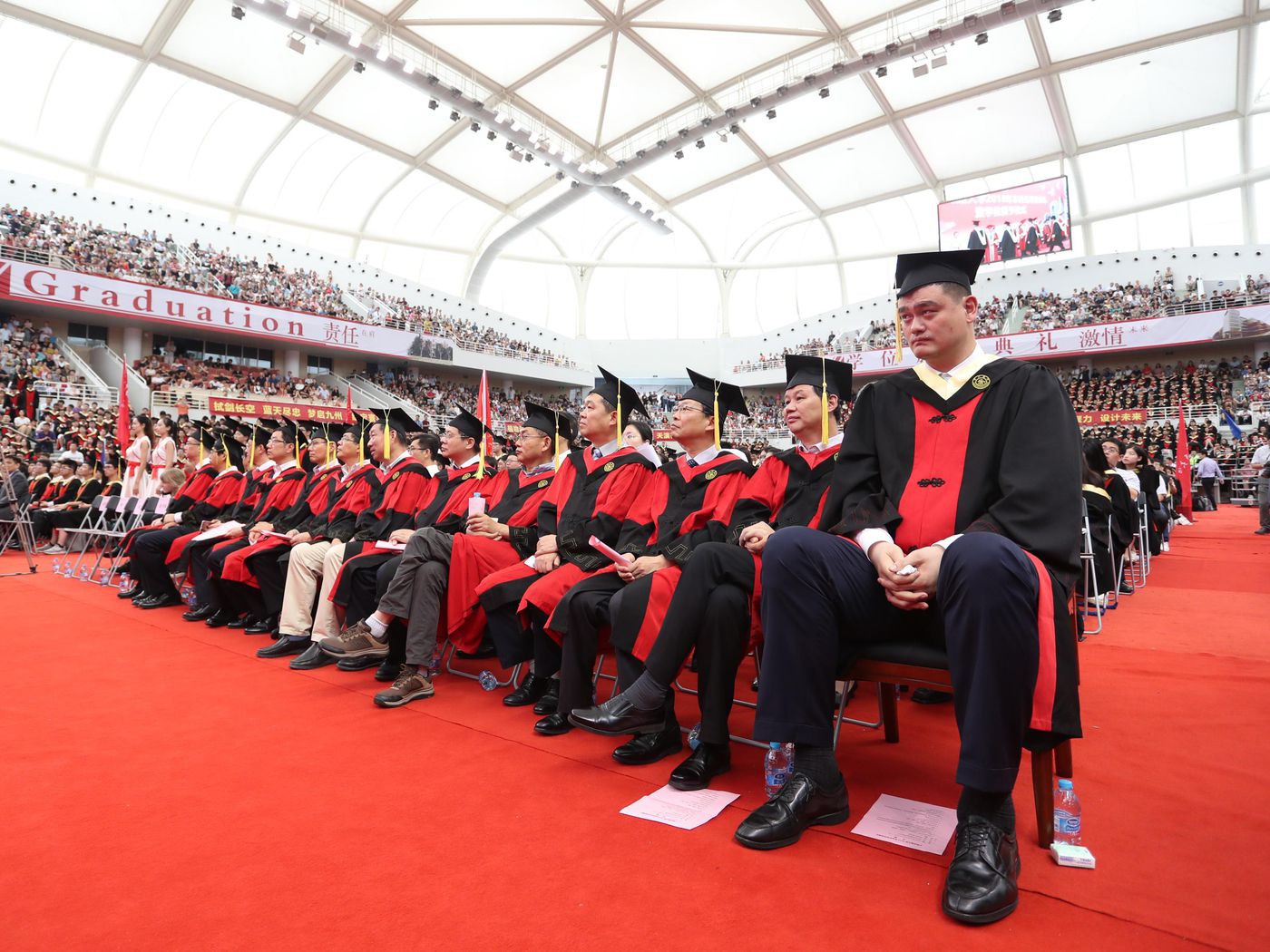 Chàng trai meme Yao Ming cuối cùng cũng tốt nghiệp đại học ở tuổi 38 sau 7 năm dùi mài kinh sử