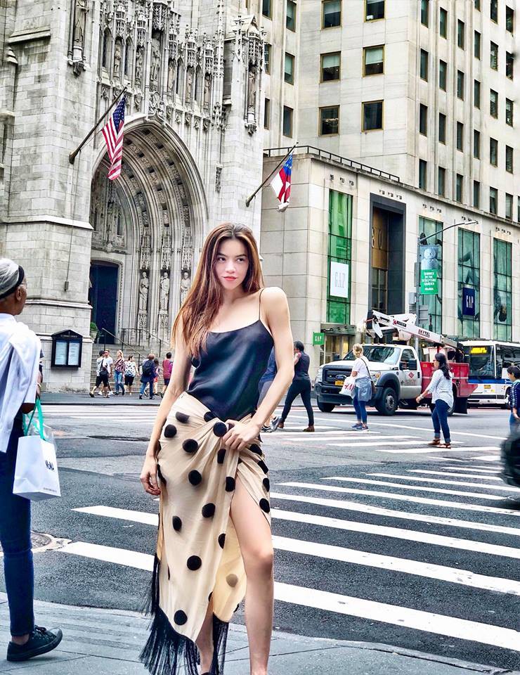 Hà Tăng, Elly Trần đánh chiếm street style tuần này với màn khoe chân dài, eo thon cực đỉnh