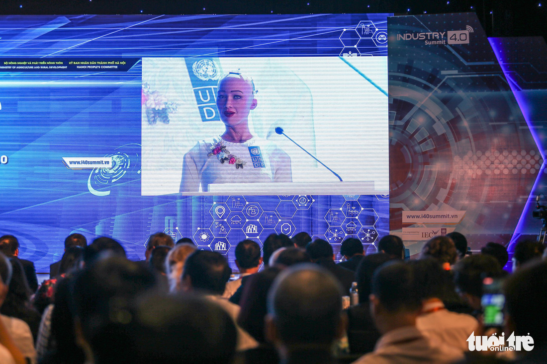 Cận cảnh robot Sophia mặc áo dài trò chuyện ở Việt Nam