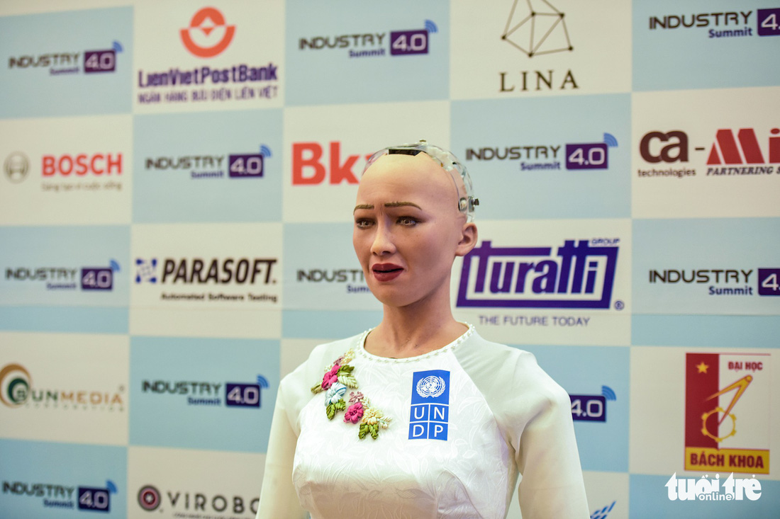 Cận cảnh robot Sophia mặc áo dài trò chuyện ở Việt Nam