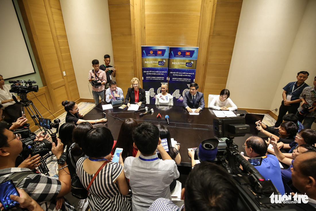 Cận cảnh robot Sophia mặc áo dài trò chuyện ở Việt Nam