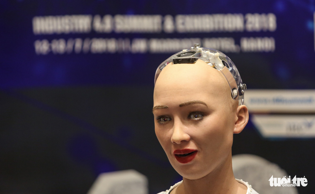 Cận cảnh robot Sophia mặc áo dài trò chuyện ở Việt Nam