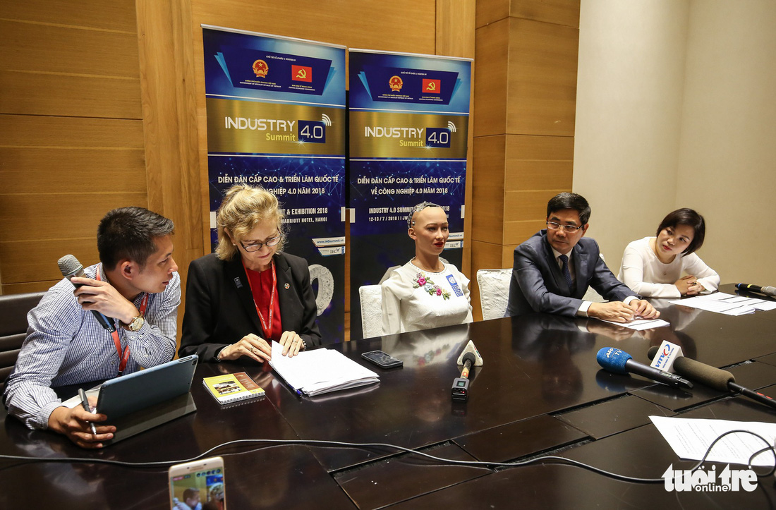 Cận cảnh robot Sophia mặc áo dài trò chuyện ở Việt Nam