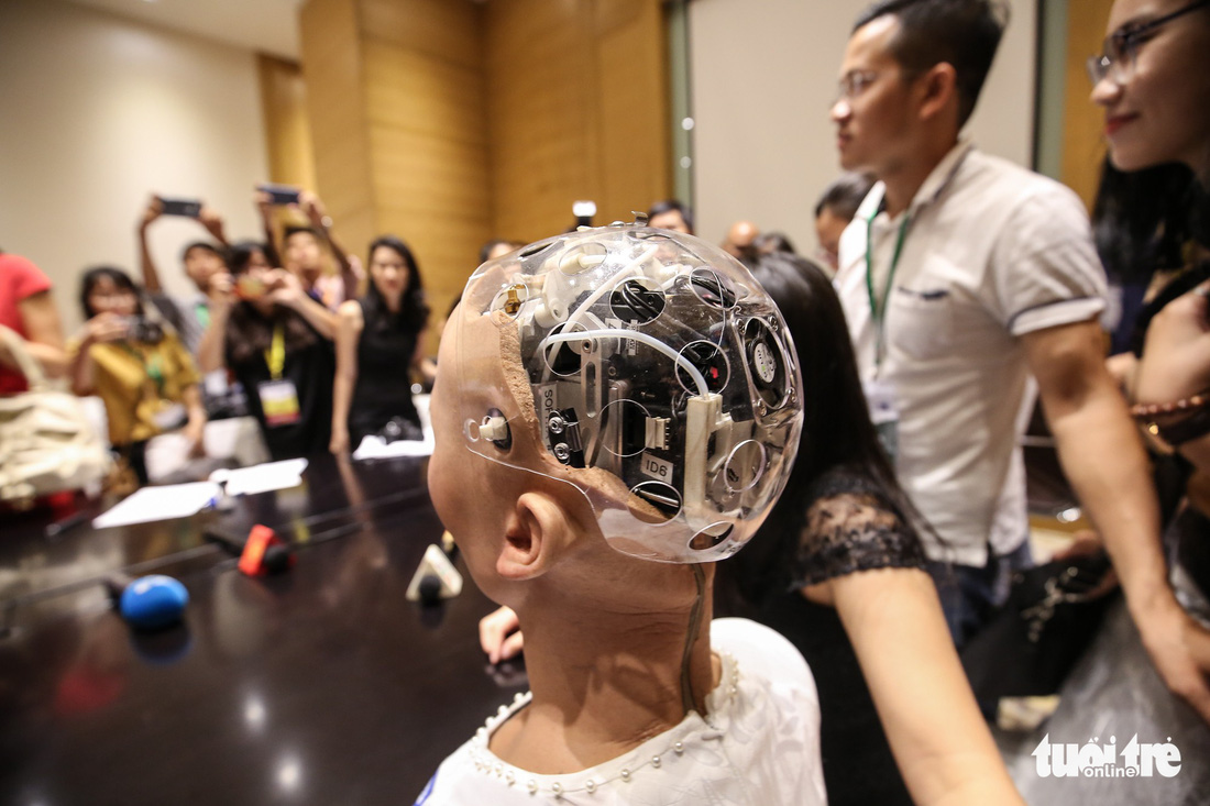 Cận cảnh robot Sophia mặc áo dài trò chuyện ở Việt Nam