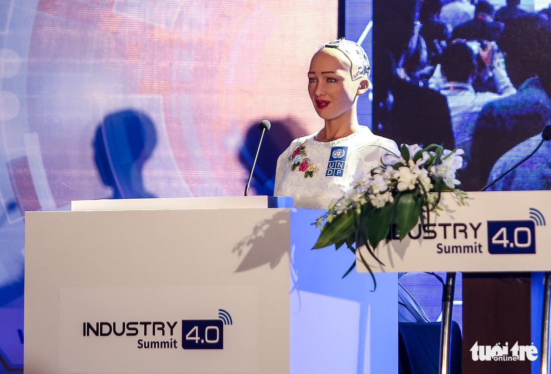 Cận cảnh robot Sophia mặc áo dài trò chuyện ở Việt Nam