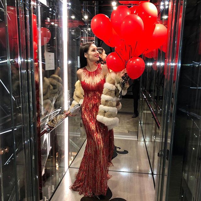 Sau 10 năm làm vợ của tỷ phú xấu xí, giàu khét tiếng Hong Kong, nàng siêu mẫu vẫn sống như bà hoàng trong nhung lụa