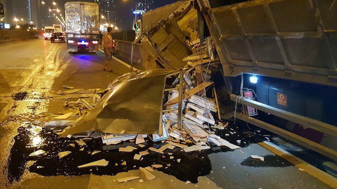 Hà Nội: Xe tải đâm vào dải phân cách gãy gập cabin, tài xế thoát chết trong gang tấc