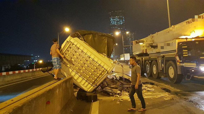 Hà Nội: Xe tải đâm vào dải phân cách gãy gập cabin, tài xế thoát chết trong gang tấc