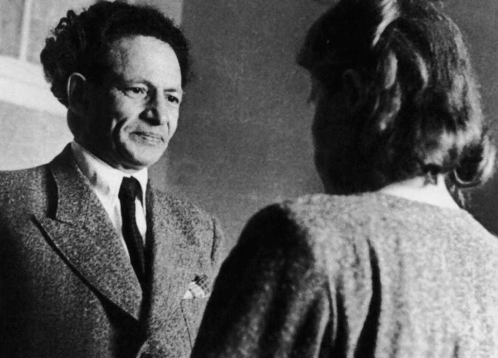 Wolf Messing - nhà thôi miên từng cướp ngân hàng thành công chỉ với tờ giấy trắng Wolf Messing - nhà thôi miên từng cướp ngân hàng thành công chỉ với tờ giấy trắng