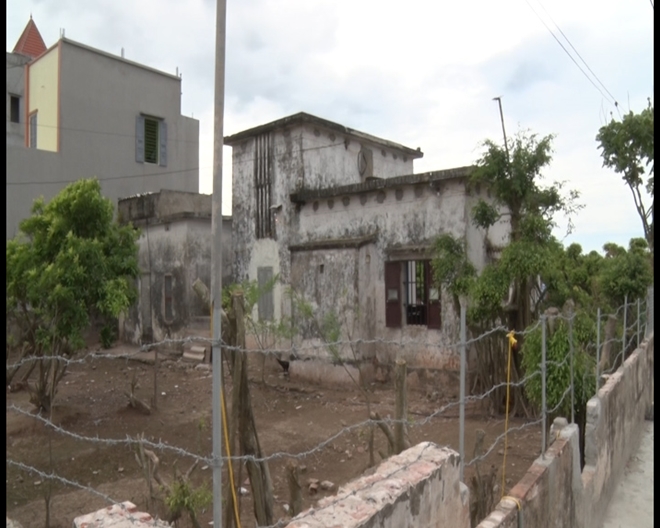 Hai mẹ con buôn ma túy chăng bẫy điện dây thép gai quanh nhà