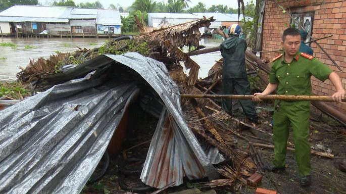 Lốc xoáy lúc rạng sáng, 10 căn nhà tại Hậu Giang sập và tốc mái