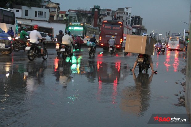 Người Hà Nội vật vã di chuyển về nhà trong cơn mữa tầm tã, đường sá ngập nặng