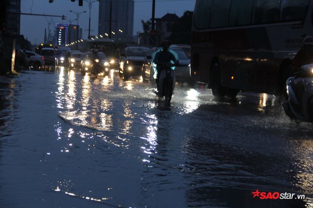 Người Hà Nội vật vã di chuyển về nhà trong cơn mữa tầm tã, đường sá ngập nặng