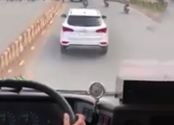 Tài xế cản trở xe cứu hỏa bị tước giấy phép lái trong 2 tháng