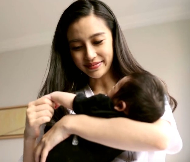 Angela Baby giật điện thoại của người khác trong nhà hàng, đòi kiểm tra vì sợ con trai bị chụp lén Angela Baby giật điện thoại của người khác trong nhà hàng, đòi kiểm tra vì sợ con trai bị chụp lén